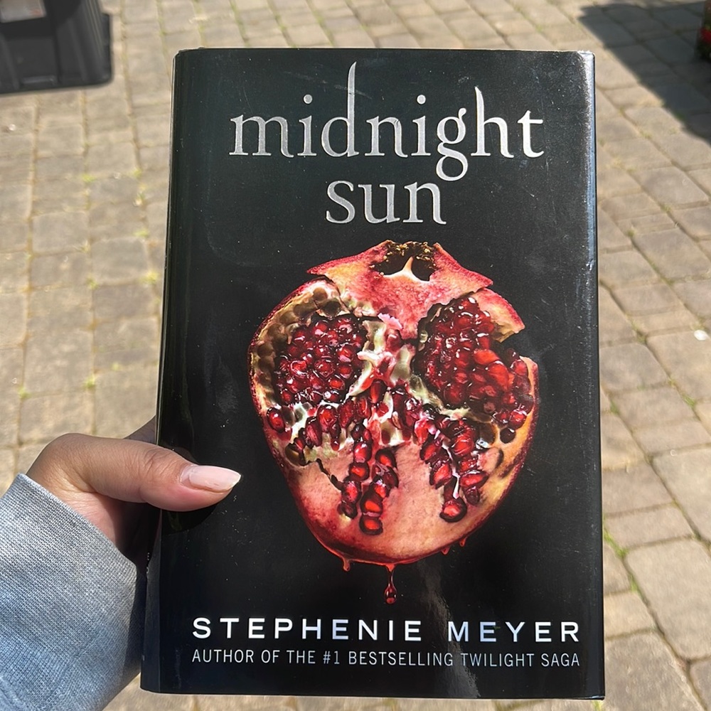 Hardcover Midnight Sun by Stephanie Meyer.